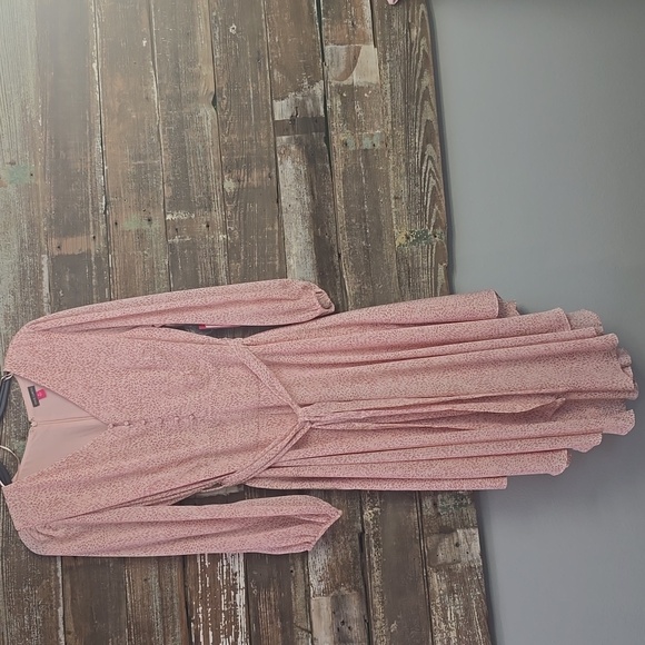 Vince Camuto Dresses & Skirts - Vince Camuto Pink Long Sleeve Dress.